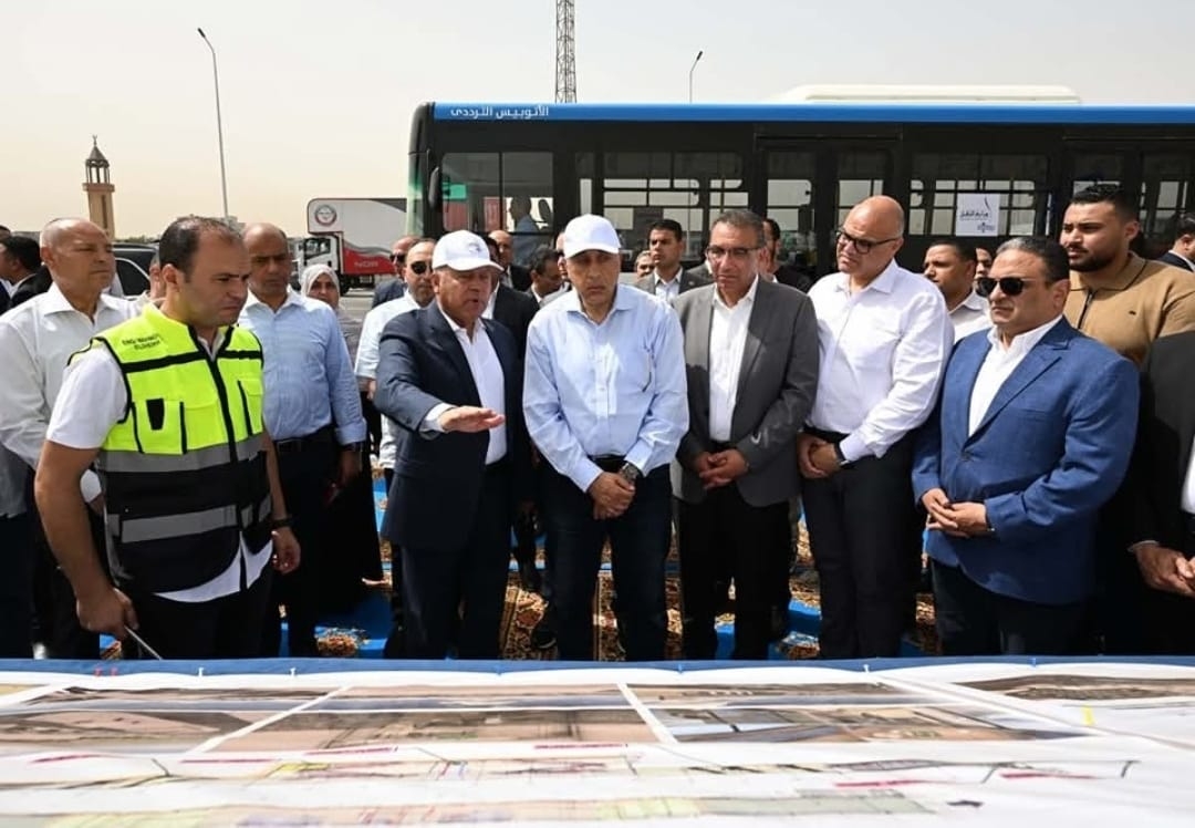 رئيس الوزراء يتفقد المرحلة الأولى من التشغيل التجريبى لمشروع الأتوبيس الترددي