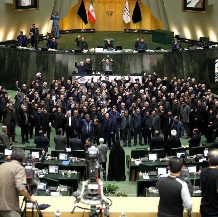 البرلمان الإيراني يقرر تعليق التعاون مع الوكالة الدولية للطاقة الذرية ومطالبات بمحاكمة غروسي