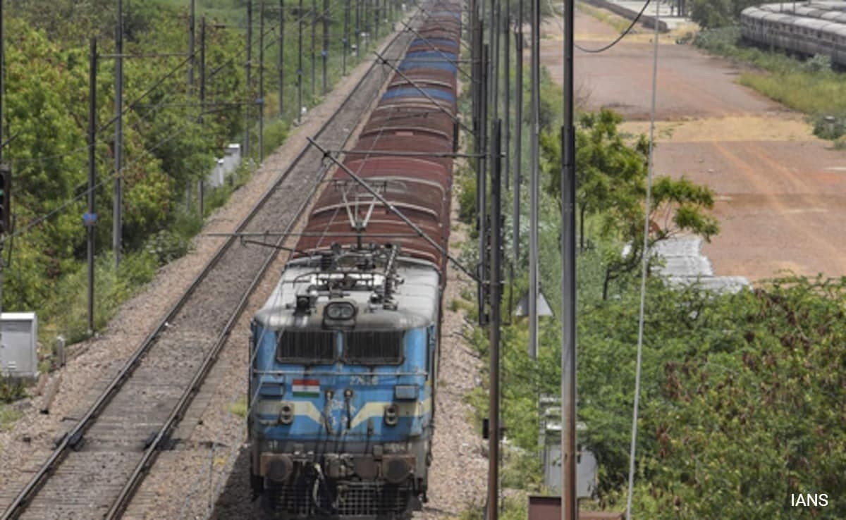 Doctor's Handbag Robbed On Train, Husband Loses Arm Trying To Save Her