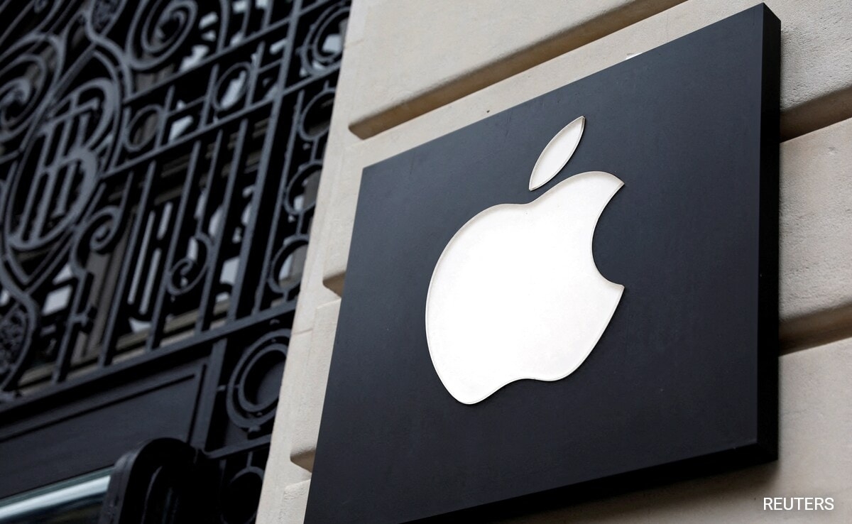 Russian Court Fines Apple For Violating "LGBT Propaganda" Law