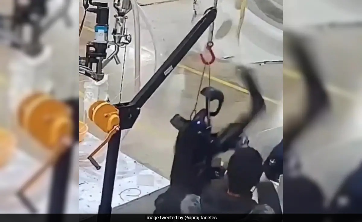 Video: AI Robot Attacks Worker During Testing In Chinese Factory: "Machine Uprising"