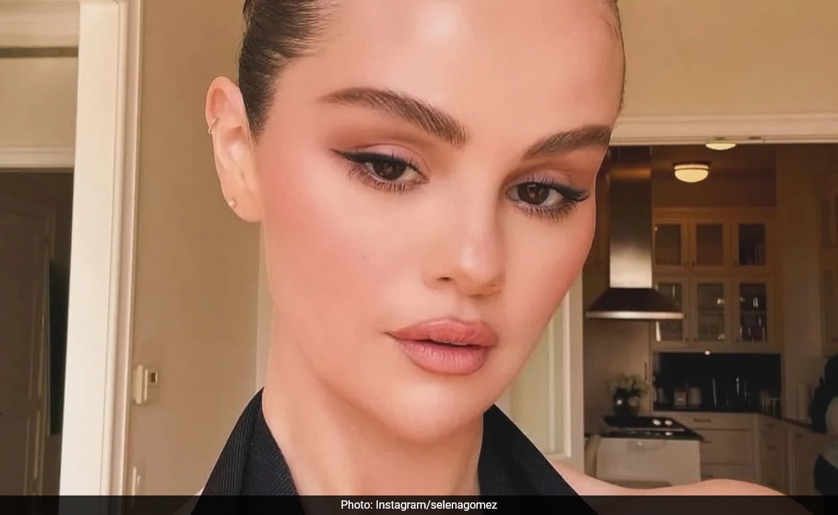 Selena Gomez Perfects Soft Glam In Her Latest Photo Dump