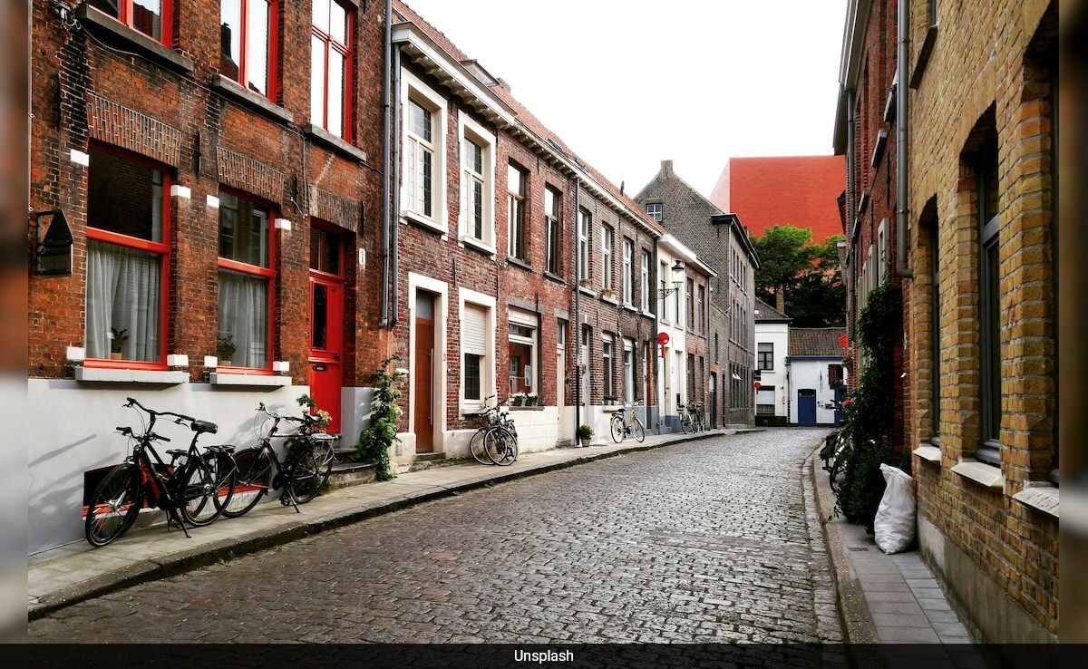 "Stop Stealing Cobblestones": Bruges Pleads With Tourists As Historic Streets Crumble Underfoot