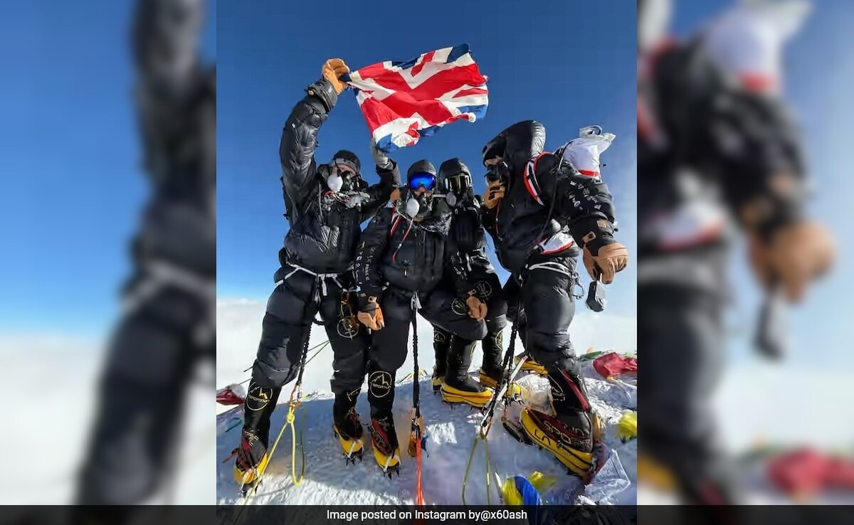 4 Ex-Military Friends Scale Mount Everest, Used This Gas To Climb Faster