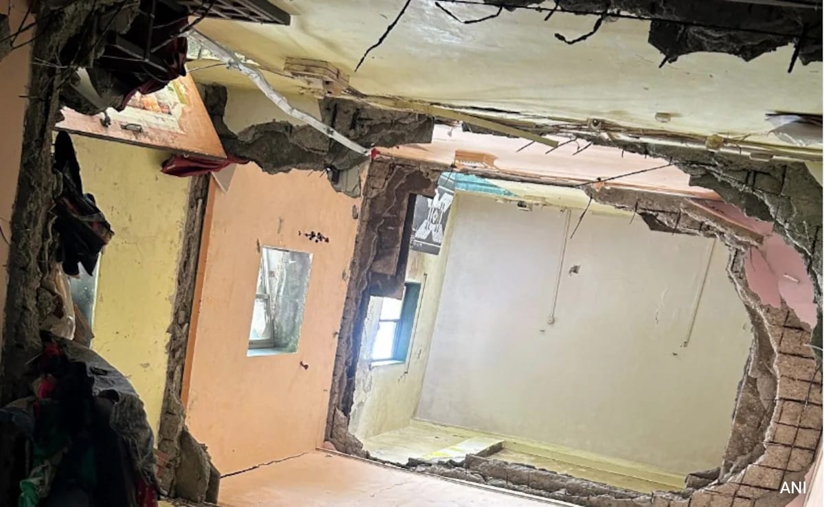 6 Killed As Building Slab Crashes Through Four Floors In Maharashtra's Kalyan