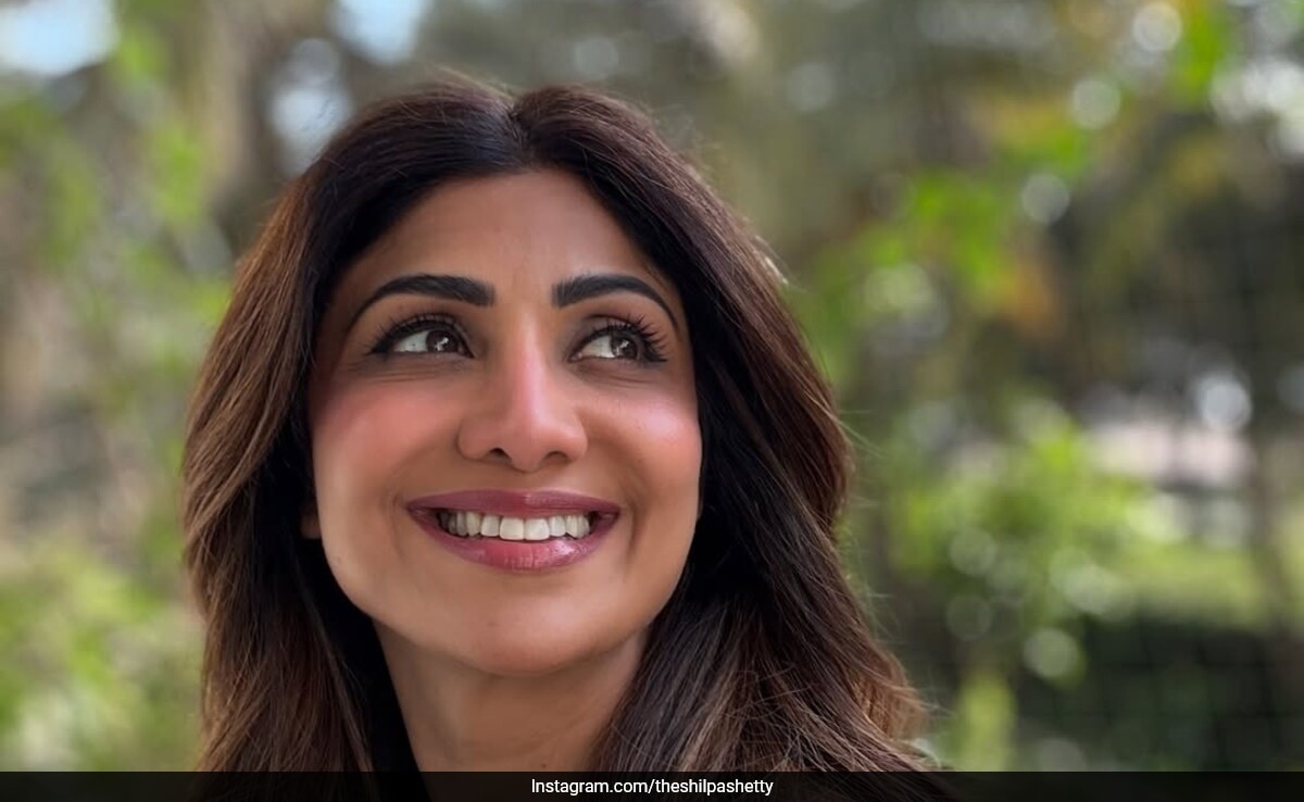 Shilpa Shetty Slays A Sunkissed Selfie With A Winged Liner And Mauve Lips