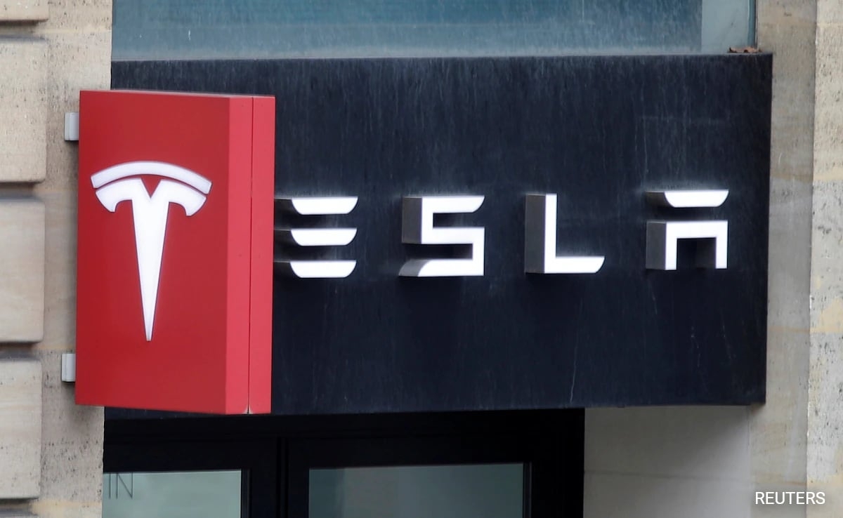 Head Of Tesla's Optimus Humanoid Robot Program To Exit Firm: Report