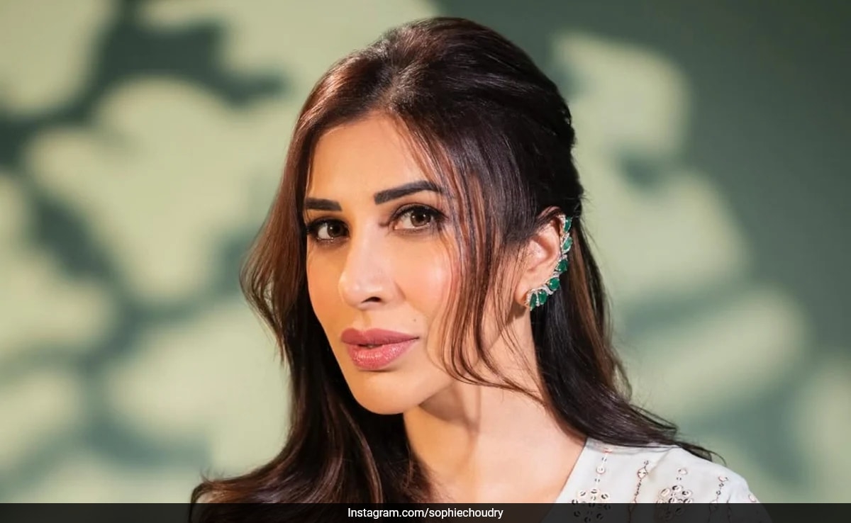 Sophie Choudry Is Eid-Al-Adha Ready In A Soft Girl Glam Avatar And Waterfall Waves