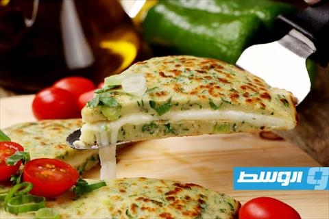 عجة بحشوة الجبنة والمعدنوس