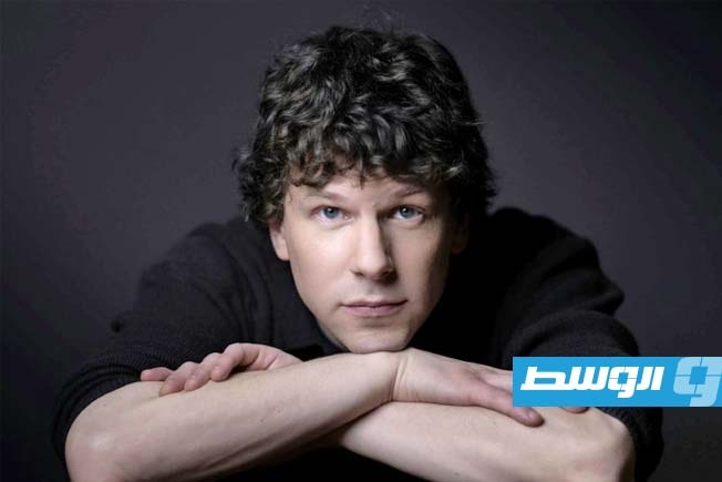 «تحول من حس العدالة إلى هوس السلطة».. تحليل جيسي آيزنبرغ لمارك زوكربيرغ