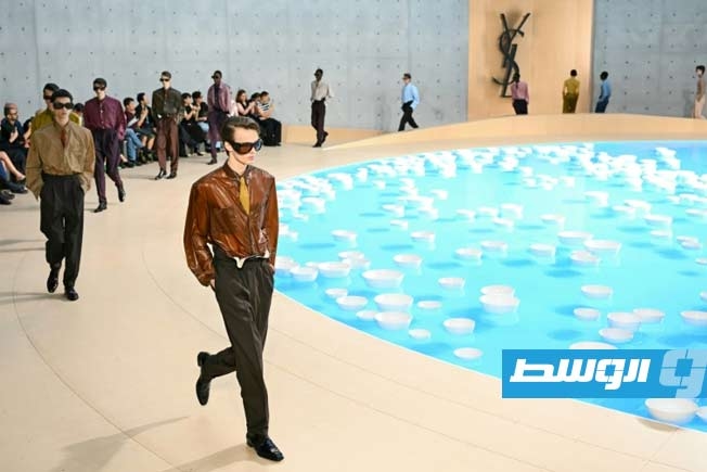 عرضا أزياء لـ«سان لوران» و«لوي فويتون» ضمن أسبوع الموضة الرجالية في باريس