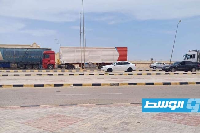 شلل في منفذ امساعد بسبب 1100 دينار «رسوم».. وسائقو الشاحنات: خالد حفتر يتدخل