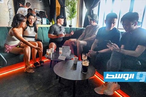 شباب بسنغافورة يستبدل القهوة بالمشروبات الكحولية في الحفلات