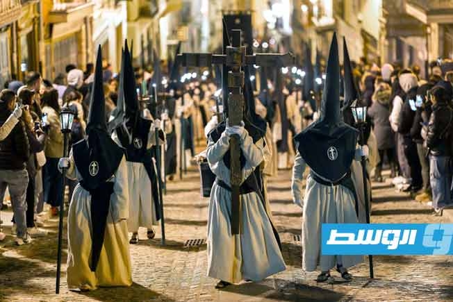 أبناء الجيل الجديد في إسبانيا يُبقون تقاليد «أسبوع الآلام» حية