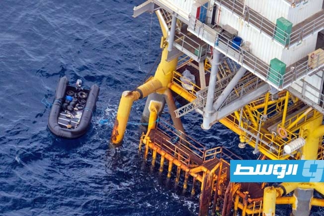 32 مهاجرًا عالقون على منصة «ميسكار» النفطية.. ونشطاء يتخوفون من دفعهم إلى ليبيا