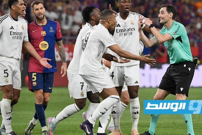 حكم «الكلاسيكو» يشرح سر طرد ثلاثي ريال مدريد