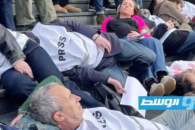 وقفة تضامنية من صحفيي باريس من أجل زملائهم في غزة