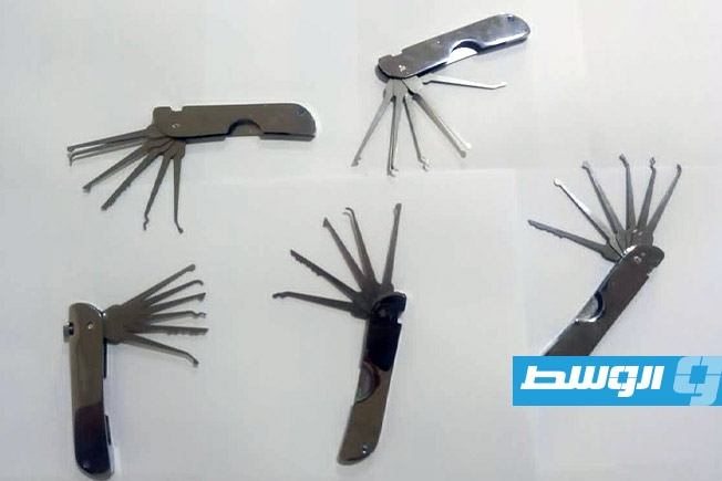 ضبط أدوات فتح أقفال تُسوّق عبر الإنترنت في ليبيا