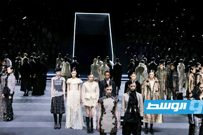 ماريا غراتسيا كيوري في «ديور» بعروض مستوحاة من الهواء والنار والجليد
