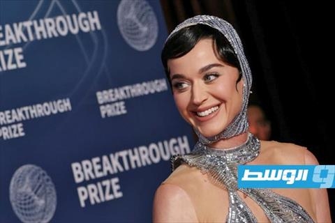المغنية كايتي بيري نجمة أول رحلة نسائية إلى الفضاء