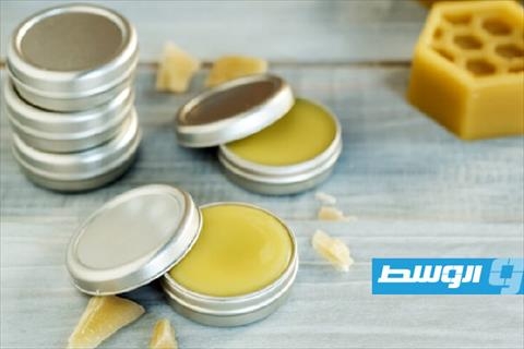 كريم طبيعي لترطيب البشرة من زيت اللوز وشمع العسل