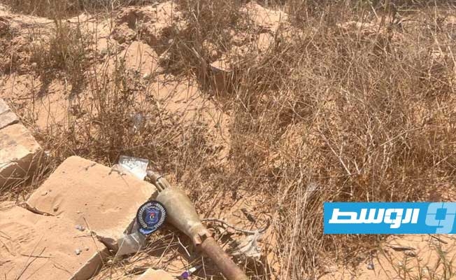 انتشال قذيفة غير متفجرة من مزرعة جنوب الزاوية