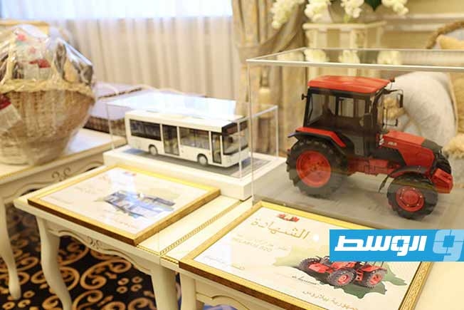 لوكاشينكو يهدي خليفة حفتر حافلات وجرارات زراعية