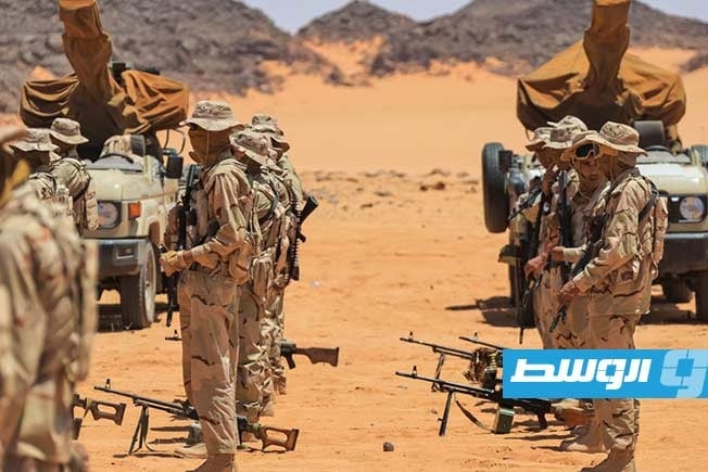 بالصور.. صدام حفتر يتفقد موقع تمركز قوة تأمين الحدود مع الجزائر