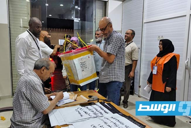 وصول صناديق الاقتراع لمكاتب الإدارة الانتخابية في البلديات