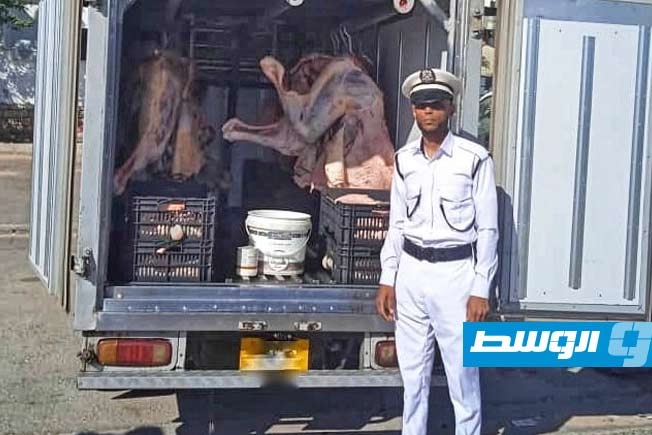 طرابلس.. ضبط سيارتين تنقلان لحومًا وصناديق بيض بطريقة مخالفة