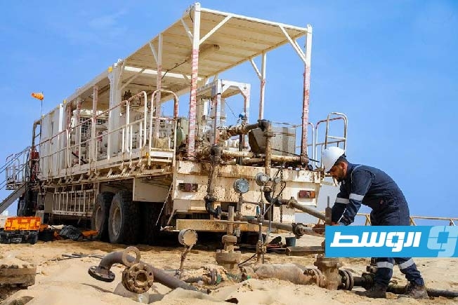 مصدر نفطي لـ «بوابة الوسط»: ملتزمون بتوفير المحروقات رغم تراكم مستحقات الموردين الأجانب