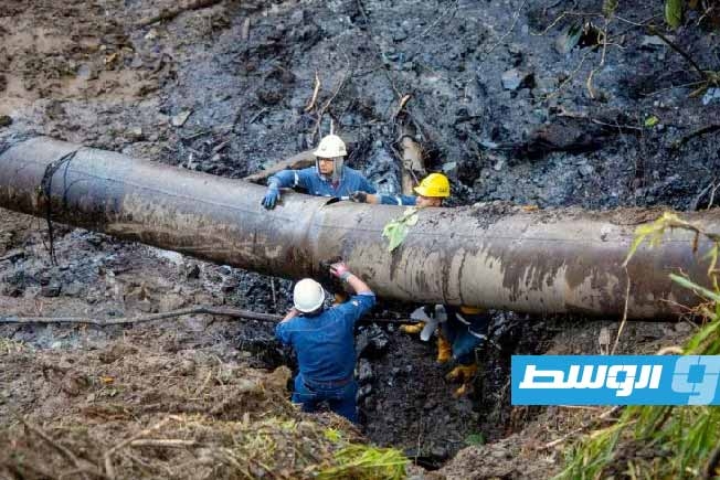 الإكوادور توقف ضخ النفط عبر خط أنابيب رئيسي بعد تصدعه