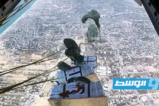 مصر تسقط أطنان من المساعدات جواً على قطاع غزة (صور)