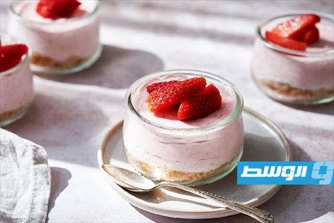 موس فراولة بالكريمة والبسكويت