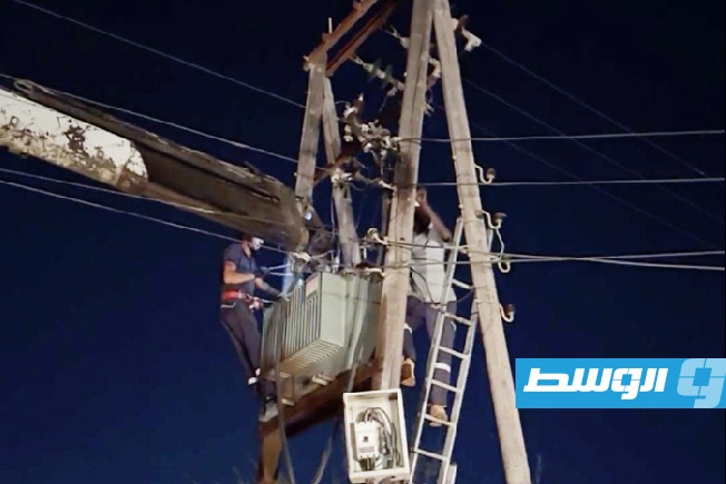 «الكهرباء»: تركيب محول جديد في منطقة عين زارة (فيديو)