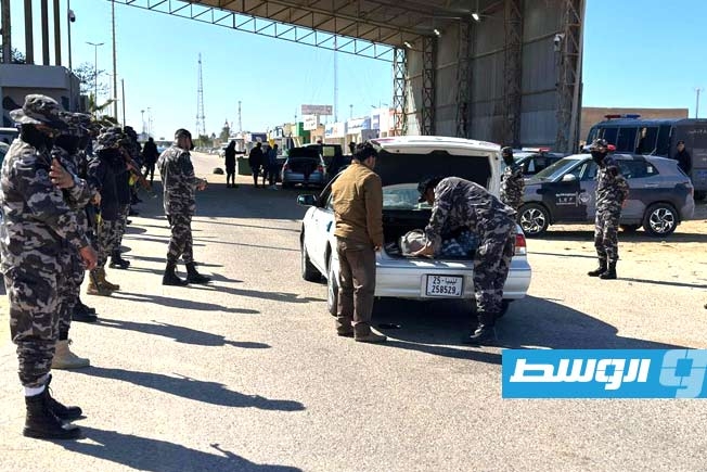 مجلة فرنسية: ظاهرة التهريب تضر العلاقات الاقتصادية بين ليبيا وتونس