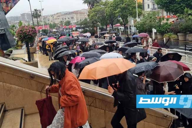 رغم المطر.. جمهور كثيف في عرض «عائشة لا تستطيع الطيران»