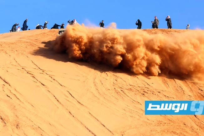 سعوديون يتحدون كثبان الصحراء المرتفعة بهواية «التطعيس»