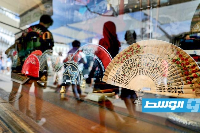 المروحة اليدوية تنتعش بفضل موجات الحر والمصممين