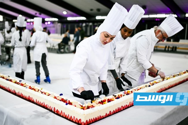 طهاة فرنسيون يحضرون أطول كعكة بالفراولة في العالم
