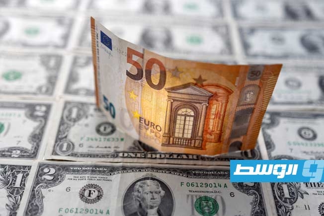 الدولار يتراجع مجددا أمام اليورو بعد ارتفاع قصير