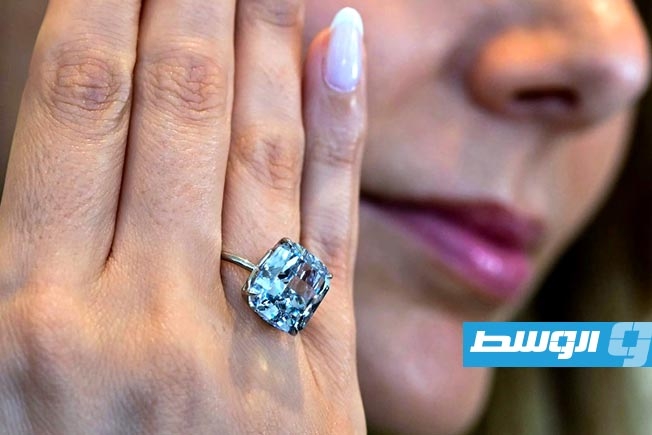 عرض ماسة زرقاء نادرة قيمتها 20 مليون دولار في أبوظبي