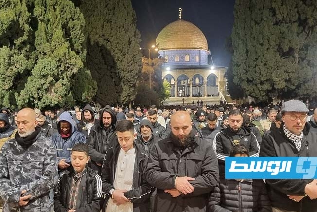 70 ألفا يؤدون صلاتي العشاء والتراويح في رحاب المسجد الأقصى المبارك رغم عراقل الاحتلال