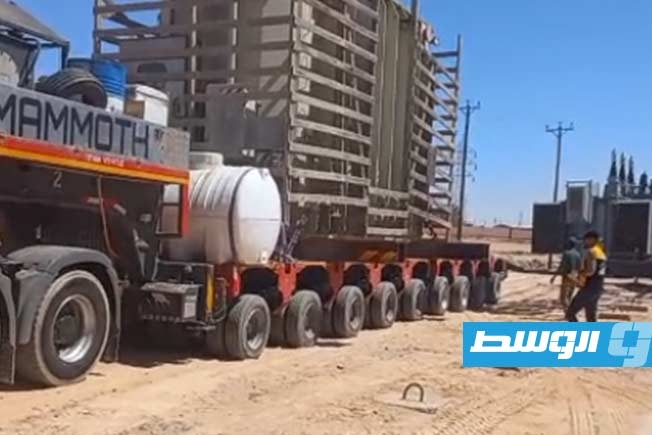 وصول محول كهرباء إلى محطة سمنو لتعزيز أداء الشبكة في الجنوب