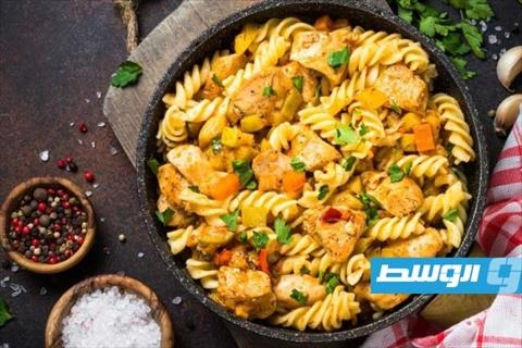 معكرونة بمكعبات الدجاج وشرائح الفلفل