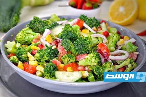 سلطة الذرة والبروكلي بالخضراوات المشكلة.. طبق صحي متوازن في دقائق