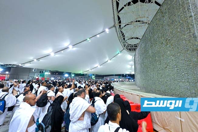 الحجاج يؤدون رمي الجمرات في أول أيام عيد الأضحى