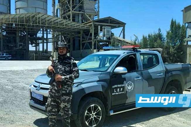 «إنفاذ القانون» تنهي الحراسة القضائية على مصنع «الخليج للأسمنت» بزليتن