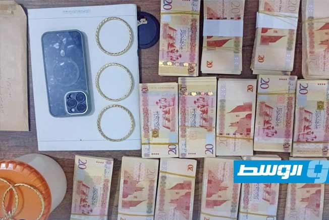 في درنة.. مراهق يسرق ذهب جدته لشراء «آيفون»