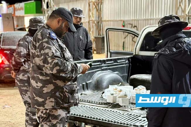 حجز سيارات مجهزة بخزانات لتهريب الوقود في منفذ رأس اجدير (صور)